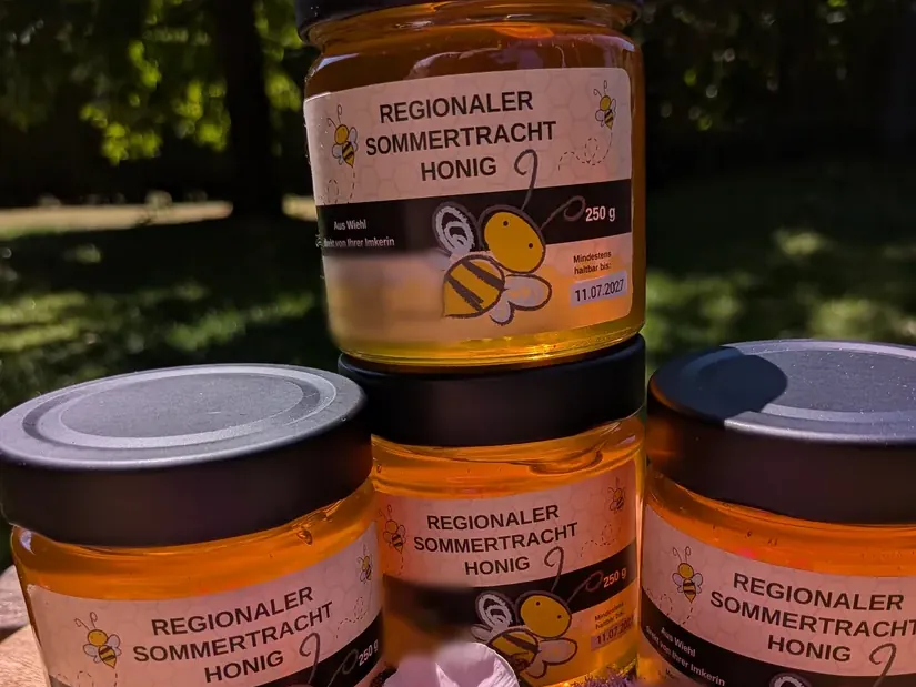 Vier 250-g-Gläser Sommertrachthonig mit lesbarem Etikett aus Wiehl