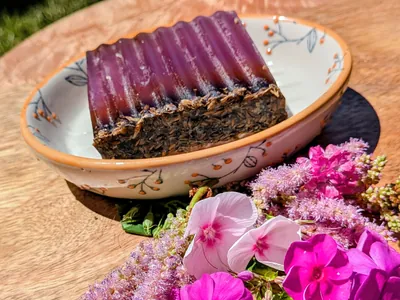 Violette Lavendelseife in der ovalen, handgefertigten Schale „Romantic“ mit gezeichneten Zweigen