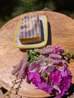 Bienenharz-Olivenölseife in der handgestempelten Schale „Traditional“