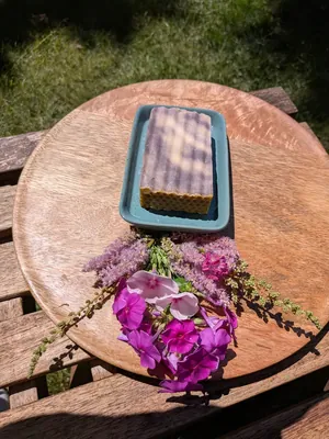Bienenharz-Olivenölseife in der handgefertigten Schale „Rustic“ grün