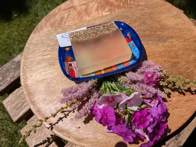 Honig-Haferflockenseife in der handbemalten Schale von Gall und Zick