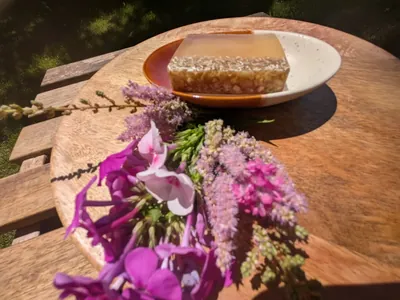 Honig-Haferflockenseife in der Schale „Rustic“ rot-creme von Tranquillo