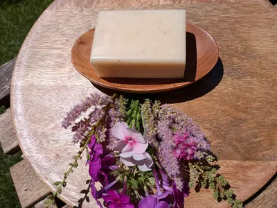 Tonseife mit Haferflocken und Honig in der Schale „Natural Neem“ von Tranquillo