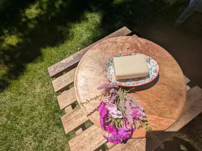 Tonseife mit Haferflocken und Honig in der Schale „Douceur Florale“ von Tranquillo