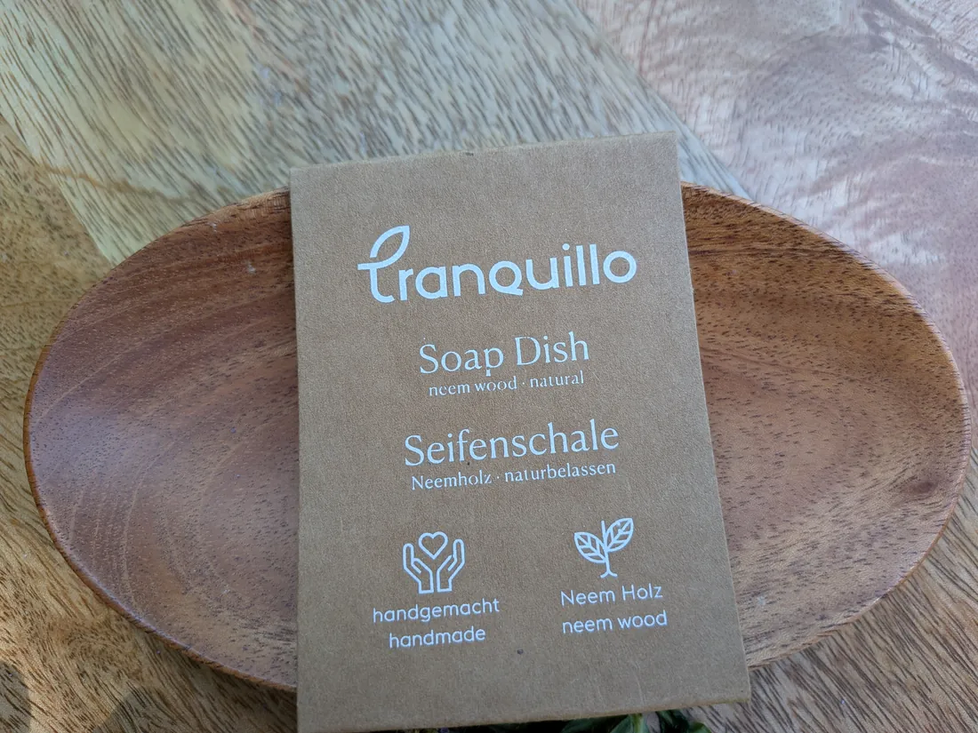 Ovale Seifenschale aus Neemholz mit Papierbanderole von Tranquillo